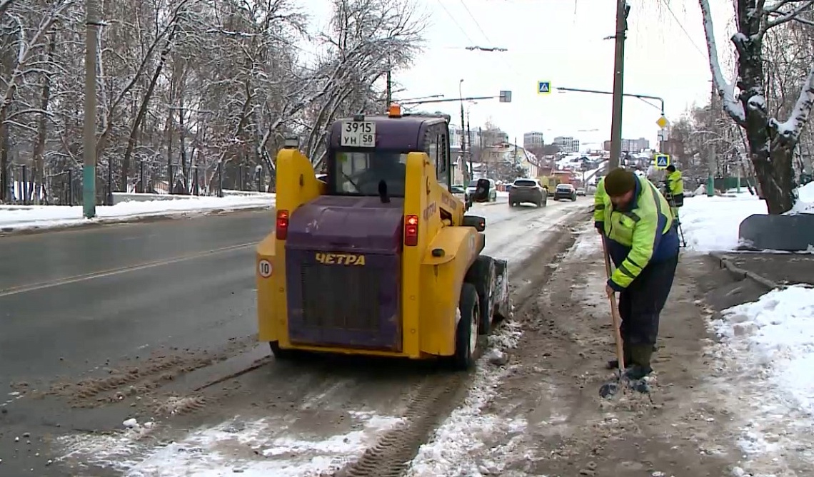 В Пензе на уборку пешеходных зон от снега выделили более 110 единиц спецтехники